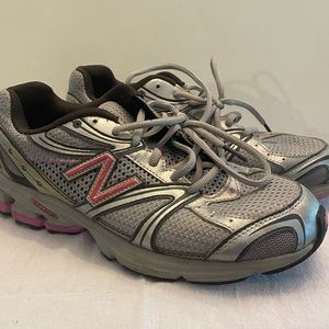 New Balance 580 (8.5 Women’s) Running Shoe *Classic Design*